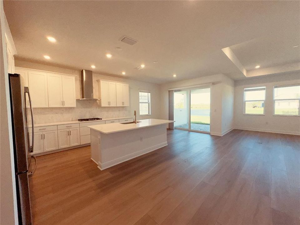 Под контрактом: $4,000 (4 спален, 3 ванн, 2195 Квадратных фут)