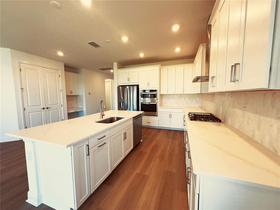 Под контрактом: $4,000 (4 спален, 3 ванн, 2195 Квадратных фут)