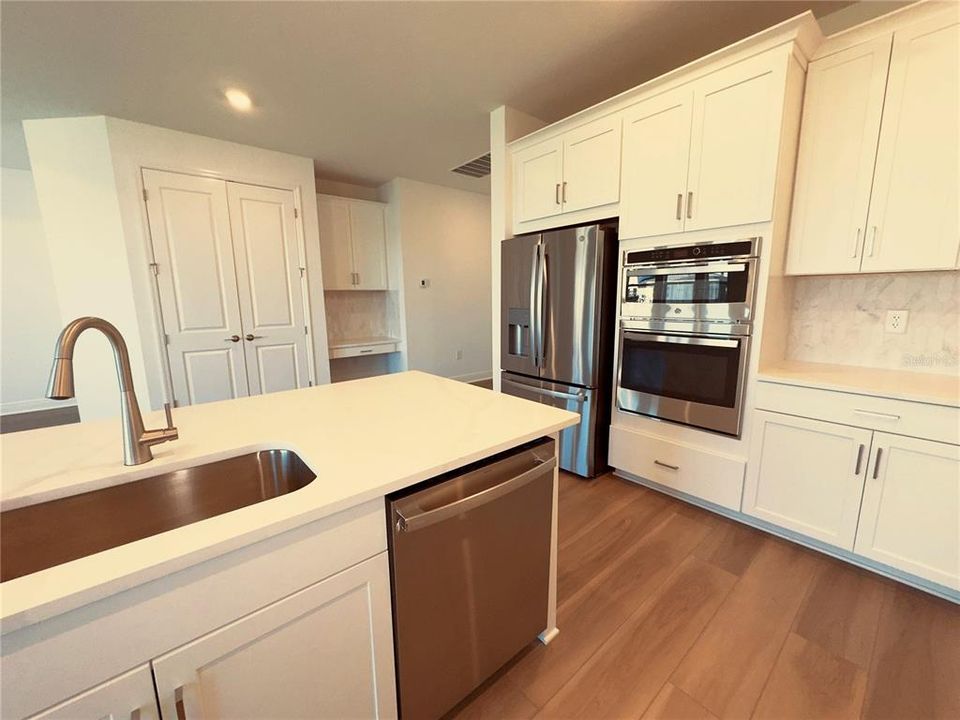 Под контрактом: $4,000 (4 спален, 3 ванн, 2195 Квадратных фут)