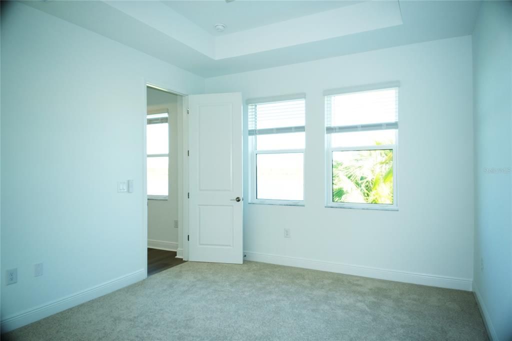 Под контрактом: $4,000 (4 спален, 3 ванн, 2195 Квадратных фут)