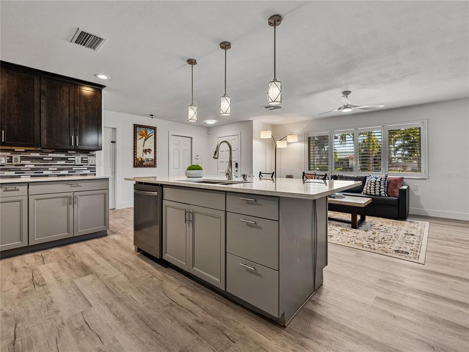 待售: $659,900 (2 贝兹, 2 浴室, 1518 平方英尺)