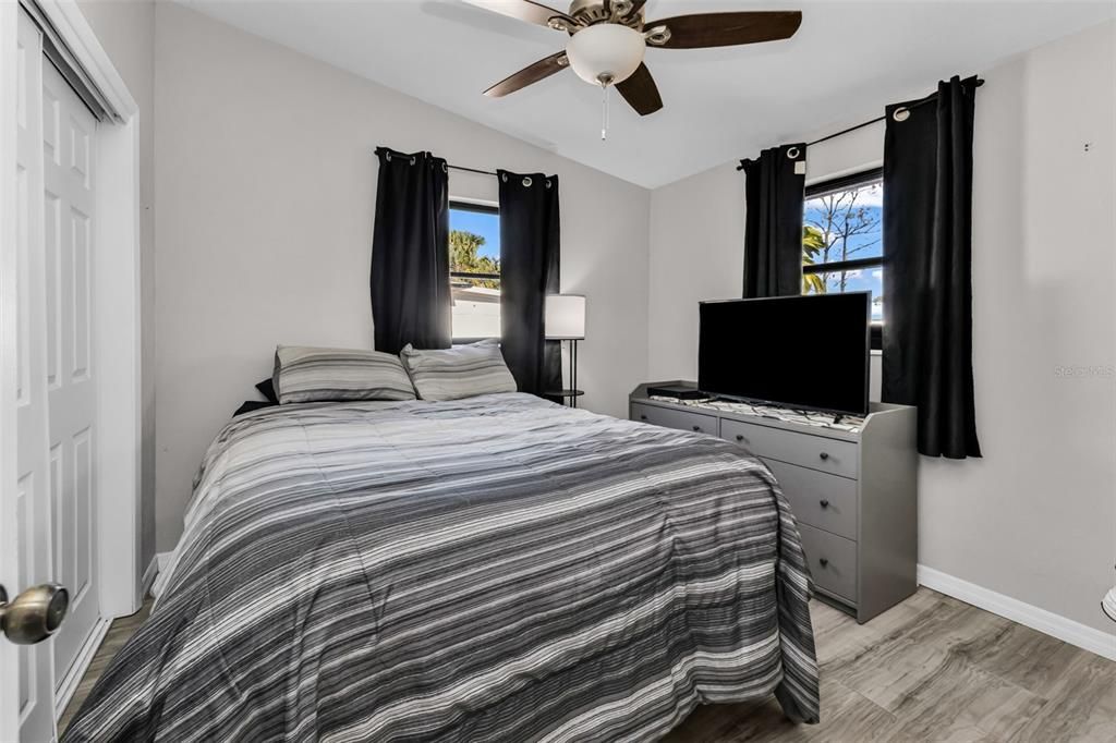 For Sale: $210,000 (2 beds, 1 baths, 918 Square Feet)