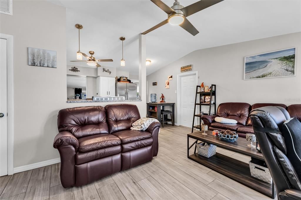 For Sale: $210,000 (2 beds, 1 baths, 918 Square Feet)