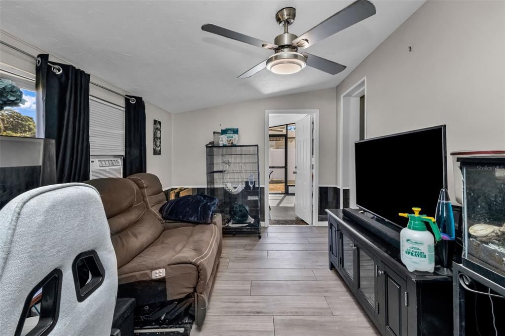 For Sale: $210,000 (2 beds, 1 baths, 918 Square Feet)