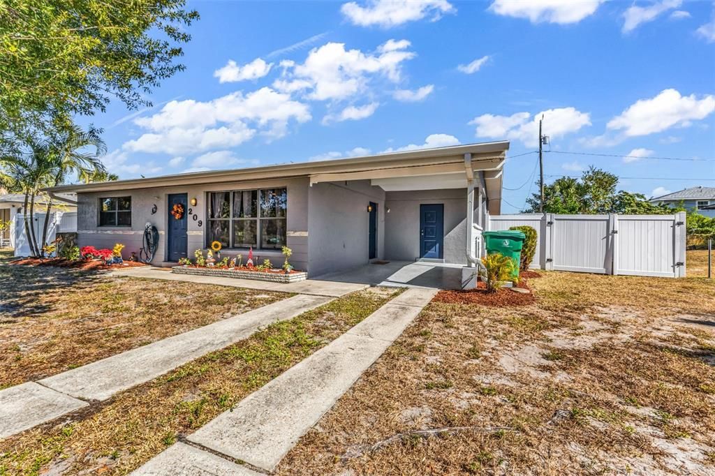 For Sale: $210,000 (2 beds, 1 baths, 918 Square Feet)