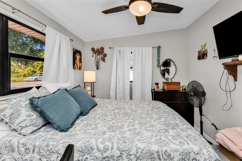 For Sale: $210,000 (2 beds, 1 baths, 918 Square Feet)