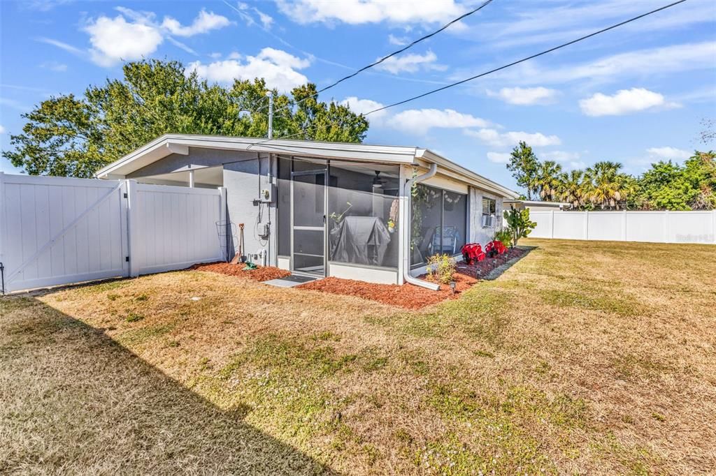 For Sale: $210,000 (2 beds, 1 baths, 918 Square Feet)