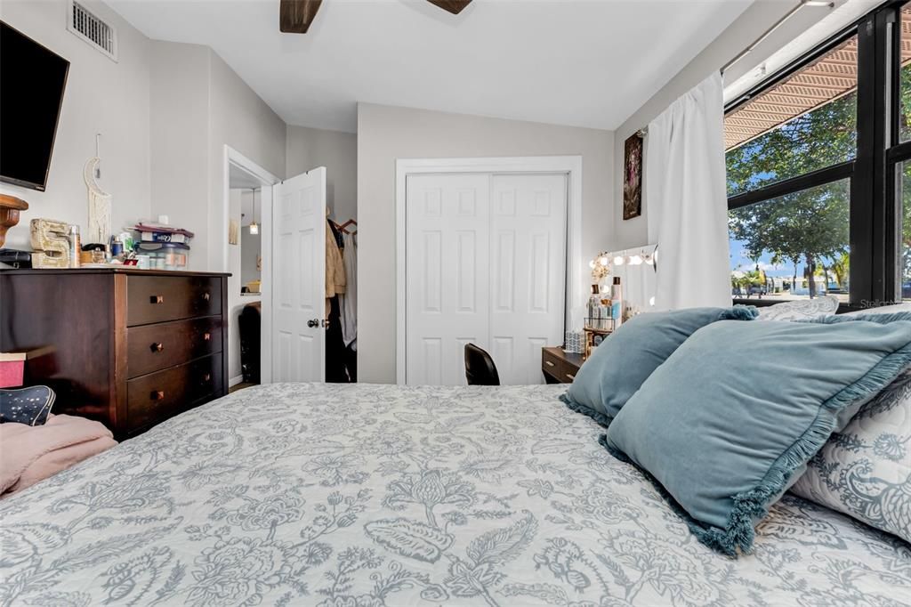 For Sale: $210,000 (2 beds, 1 baths, 918 Square Feet)