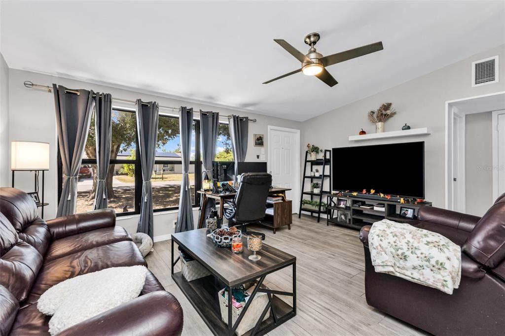 For Sale: $210,000 (2 beds, 1 baths, 918 Square Feet)