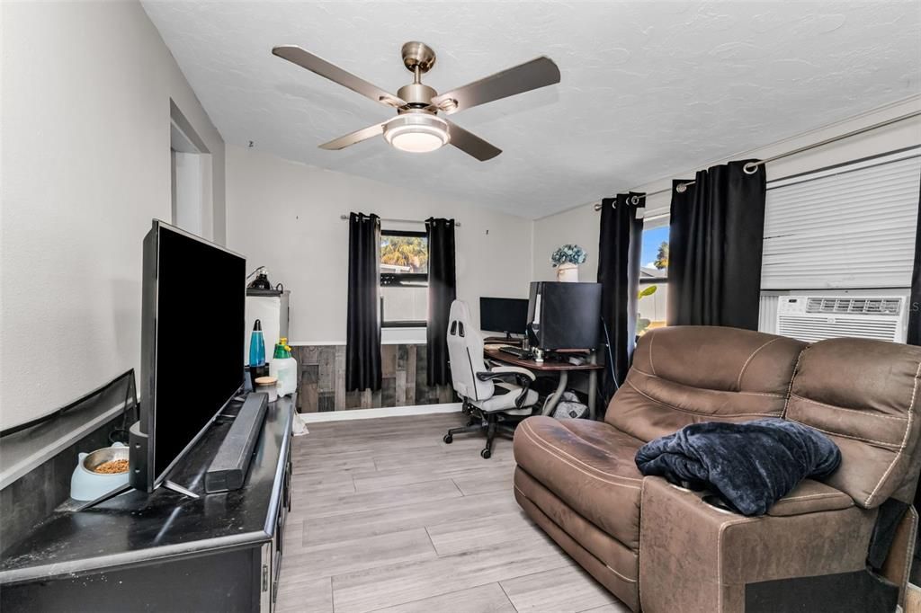 For Sale: $210,000 (2 beds, 1 baths, 918 Square Feet)