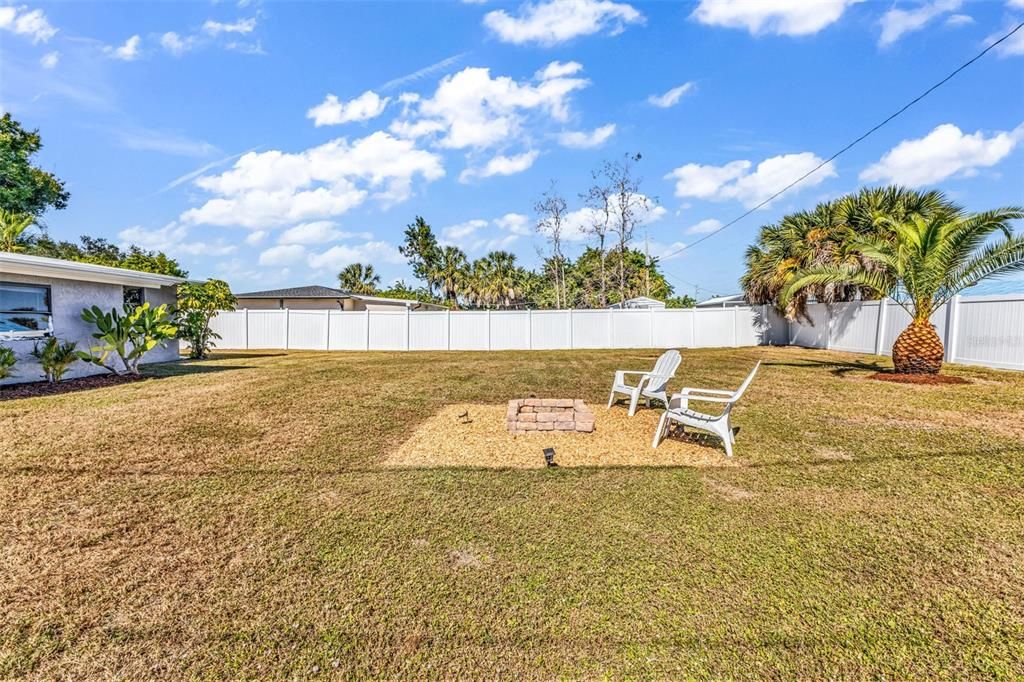 For Sale: $210,000 (2 beds, 1 baths, 918 Square Feet)