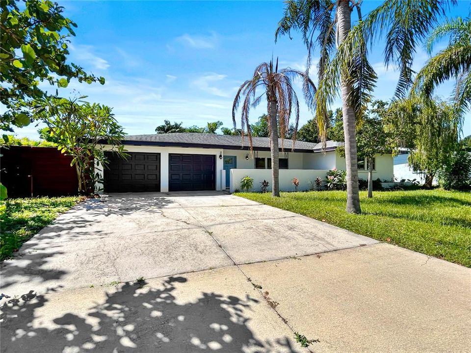 Active With Contract: $529,900 (3 beds, 3 baths, 2071 Square Feet)