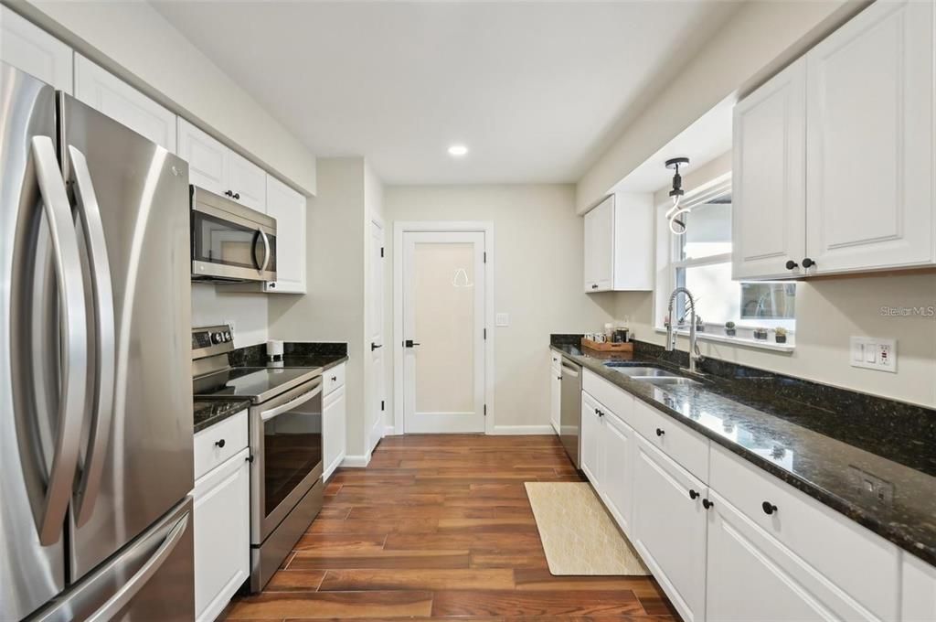 Active With Contract: $529,900 (3 beds, 3 baths, 2071 Square Feet)