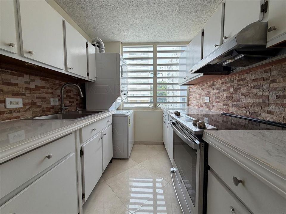 For Rent: $2,200 (3 beds, 2 baths, 1947 Square Feet)