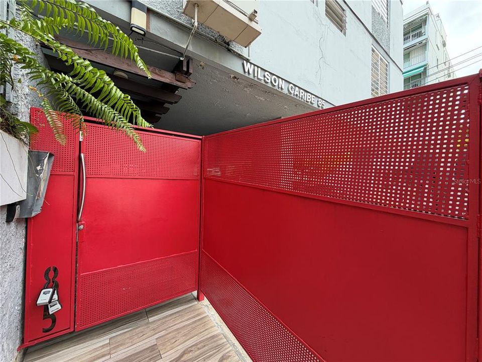 For Rent: $2,200 (3 beds, 2 baths, 1947 Square Feet)