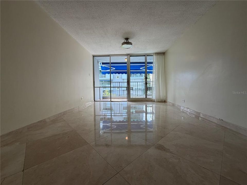 For Rent: $2,200 (3 beds, 2 baths, 1947 Square Feet)