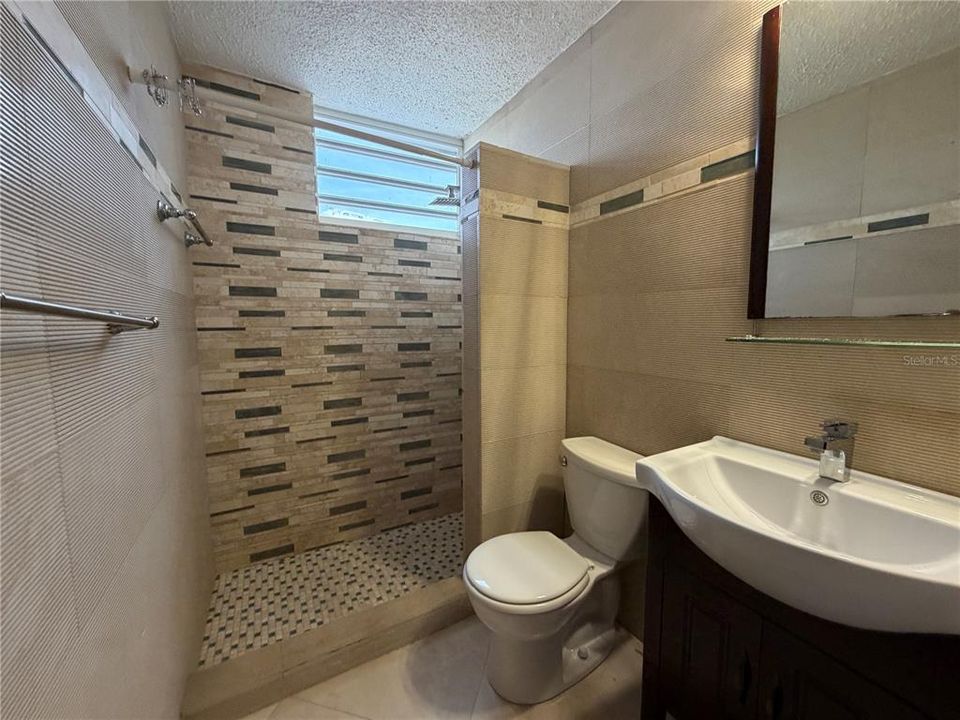 For Rent: $2,200 (3 beds, 2 baths, 1947 Square Feet)