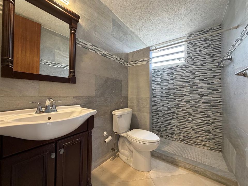 For Rent: $2,200 (3 beds, 2 baths, 1947 Square Feet)