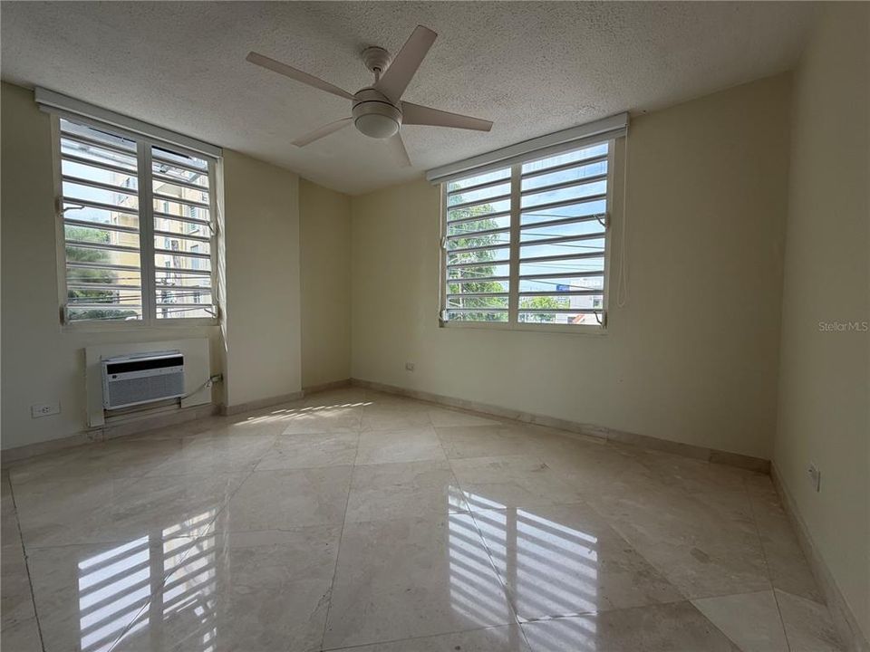 For Rent: $2,200 (3 beds, 2 baths, 1947 Square Feet)