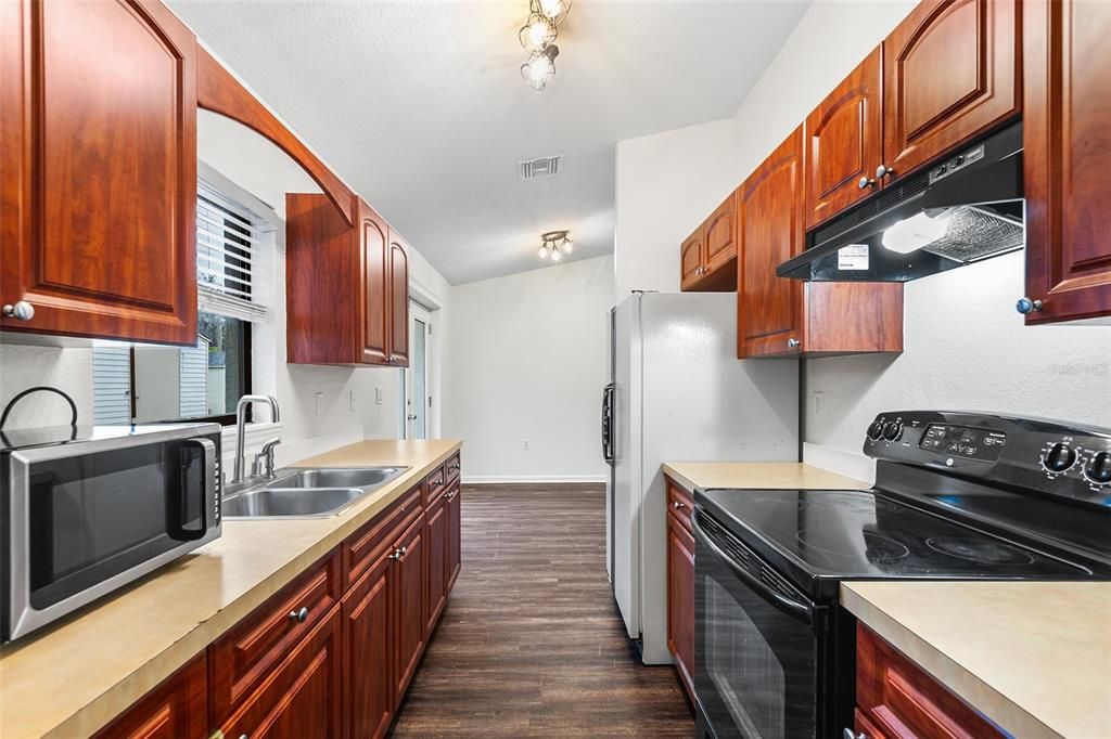 For Rent: $1,700 (3 beds, 2 baths, 1128 Square Feet)