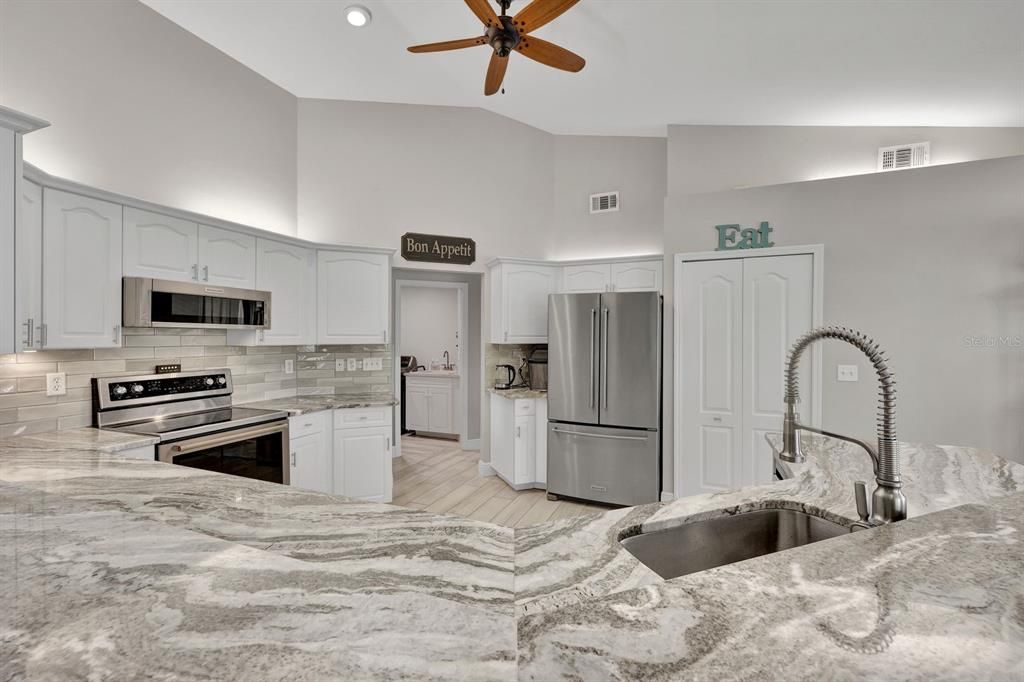 На продажу: $665,000 (3 спален, 2 ванн, 1952 Квадратных фут)