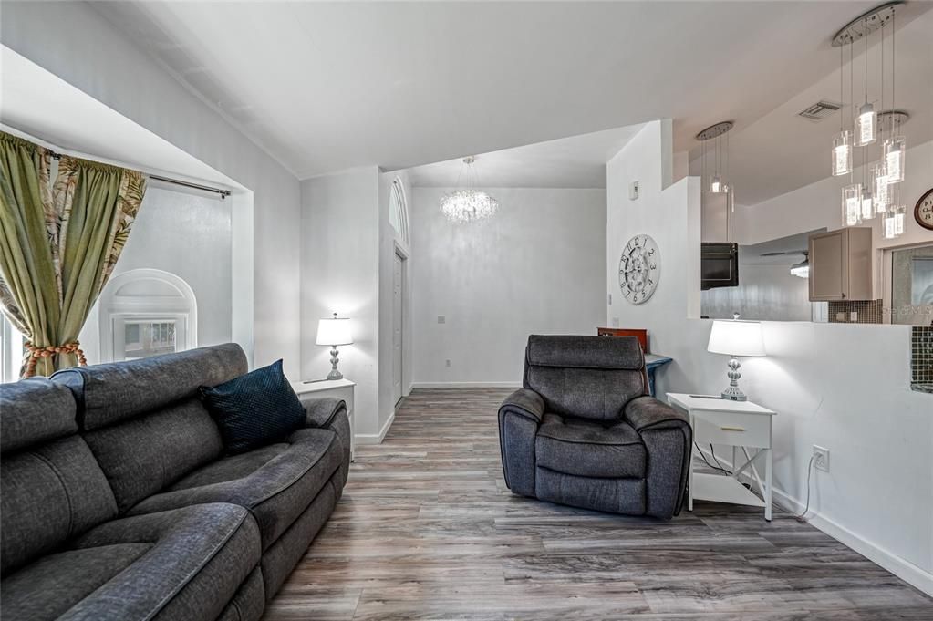 合同活跃: $473,000 (4 贝兹, 2 浴室, 2211 平方英尺)