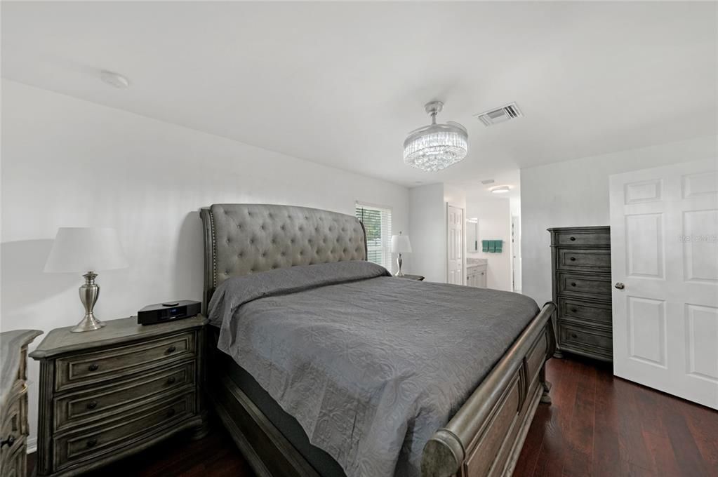 合同活跃: $473,000 (4 贝兹, 2 浴室, 2211 平方英尺)