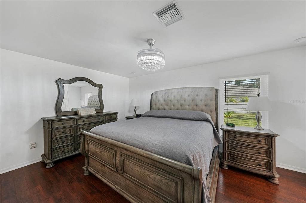 合同活跃: $473,000 (4 贝兹, 2 浴室, 2211 平方英尺)