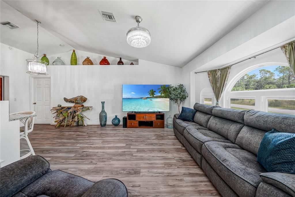 合同活跃: $473,000 (4 贝兹, 2 浴室, 2211 平方英尺)