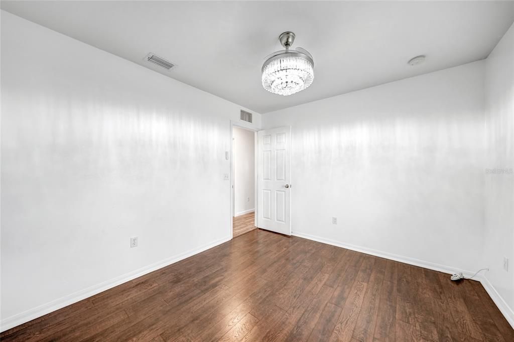 合同活跃: $473,000 (4 贝兹, 2 浴室, 2211 平方英尺)