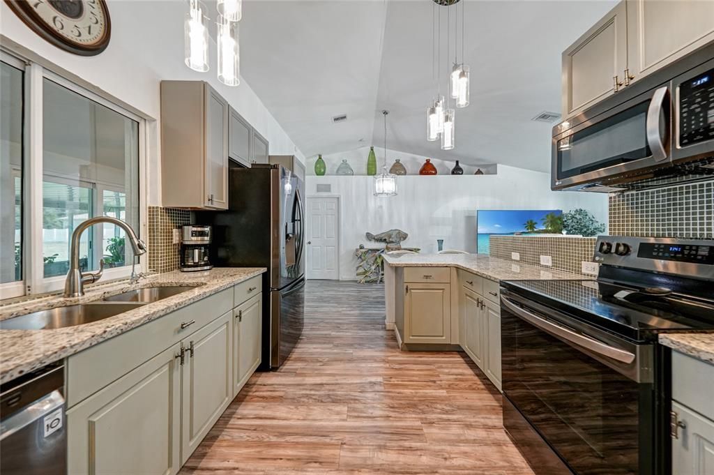 合同活跃: $473,000 (4 贝兹, 2 浴室, 2211 平方英尺)