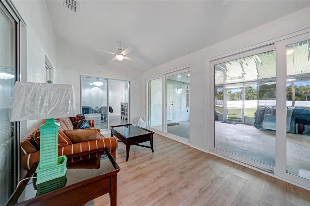 合同活跃: $473,000 (4 贝兹, 2 浴室, 2211 平方英尺)