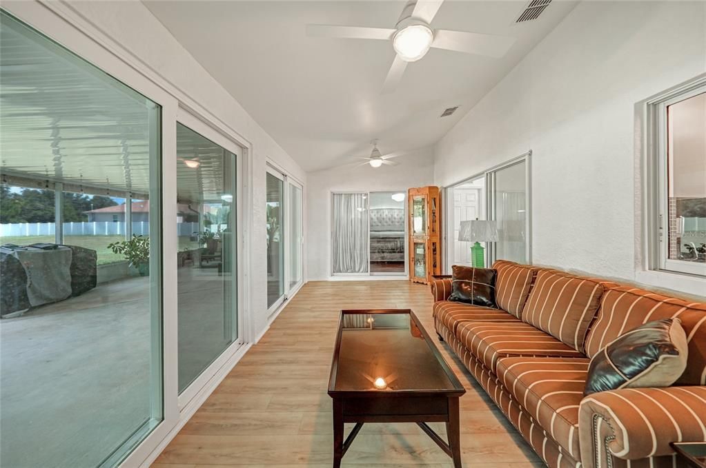 合同活跃: $473,000 (4 贝兹, 2 浴室, 2211 平方英尺)