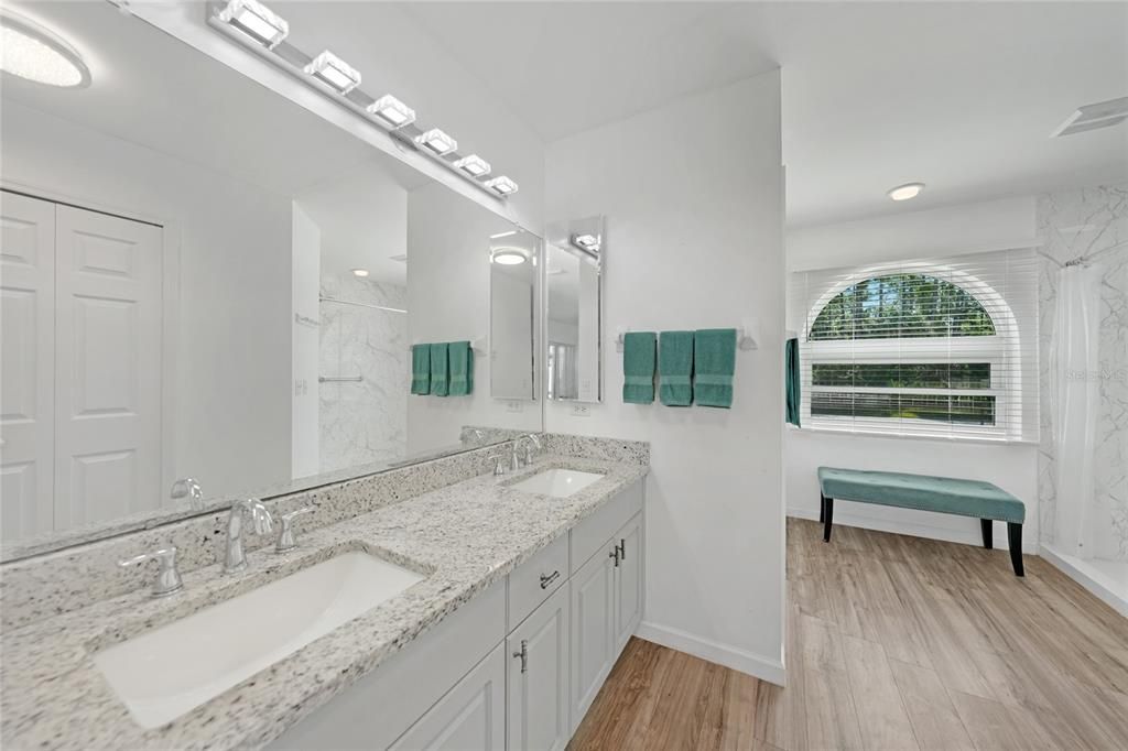 合同活跃: $473,000 (4 贝兹, 2 浴室, 2211 平方英尺)