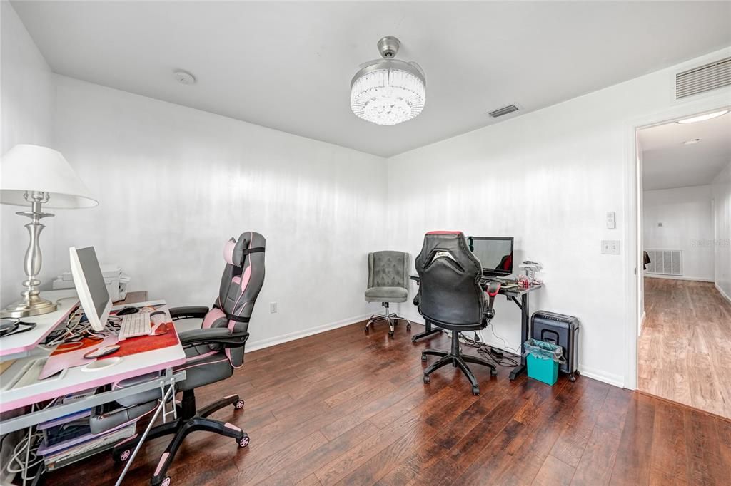 合同活跃: $473,000 (4 贝兹, 2 浴室, 2211 平方英尺)