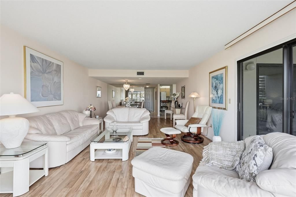 Active With Contract: $299,000 (1 beds, 1 baths, 1050 Square Feet)