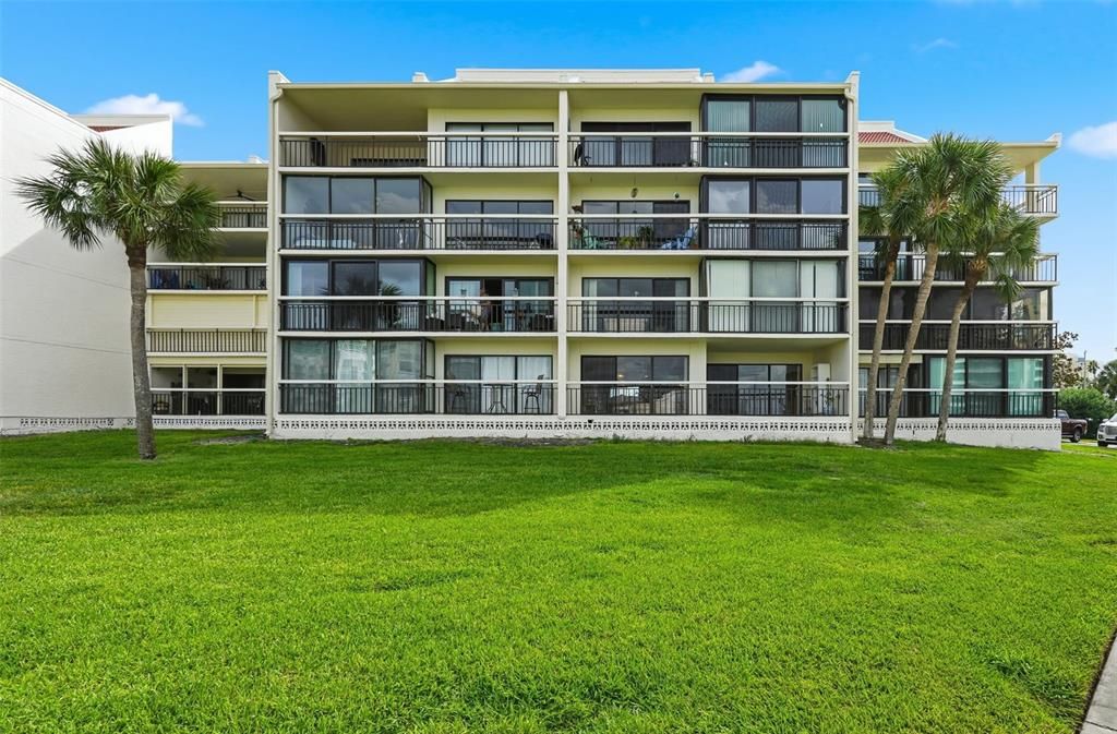 Active With Contract: $299,000 (1 beds, 1 baths, 1050 Square Feet)