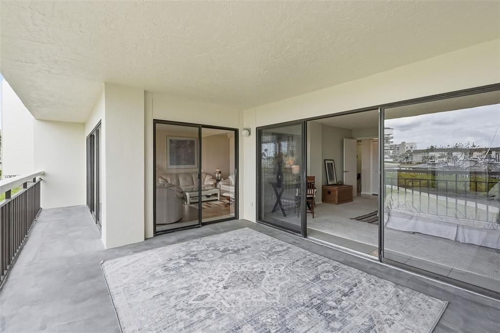 Active With Contract: $299,000 (1 beds, 1 baths, 1050 Square Feet)