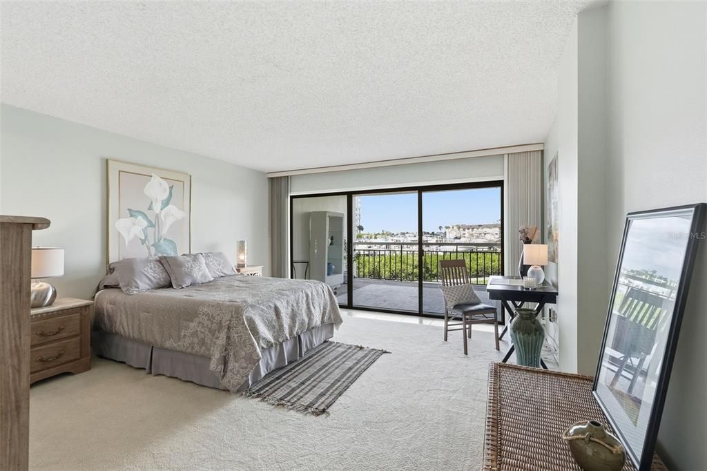 Active With Contract: $299,000 (1 beds, 1 baths, 1050 Square Feet)