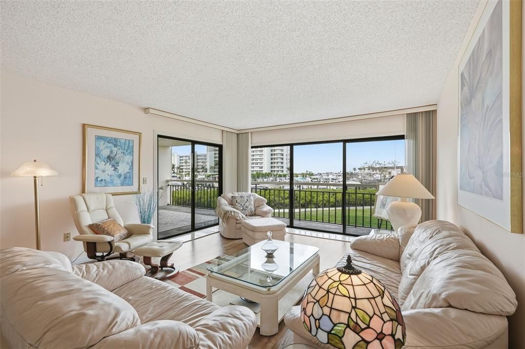 Active With Contract: $299,000 (1 beds, 1 baths, 1050 Square Feet)