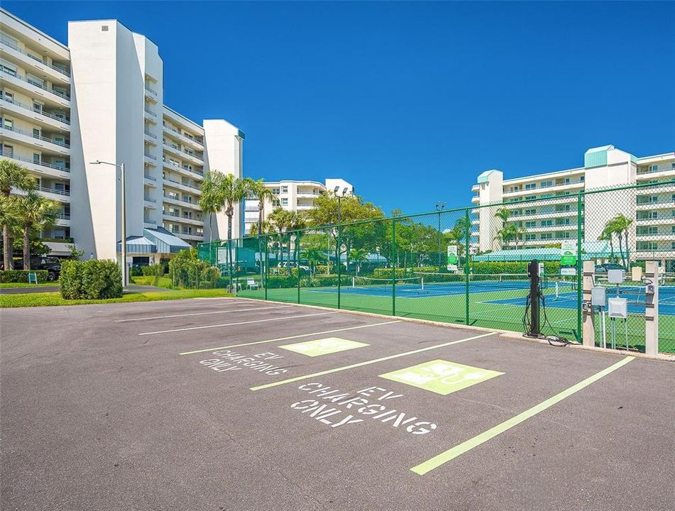 Active With Contract: $299,000 (1 beds, 1 baths, 1050 Square Feet)