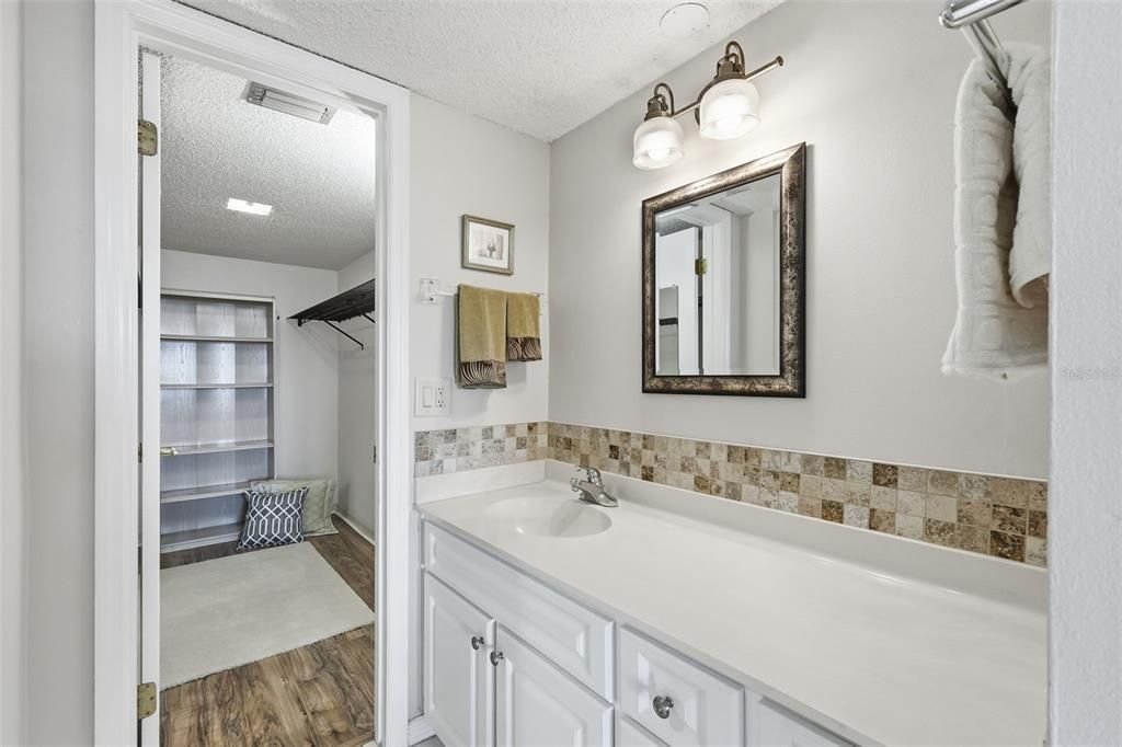 Active With Contract: $299,000 (1 beds, 1 baths, 1050 Square Feet)