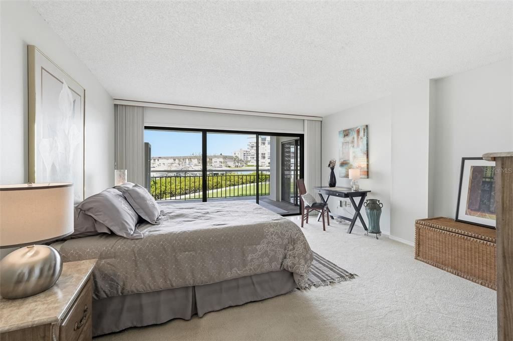 Active With Contract: $299,000 (1 beds, 1 baths, 1050 Square Feet)