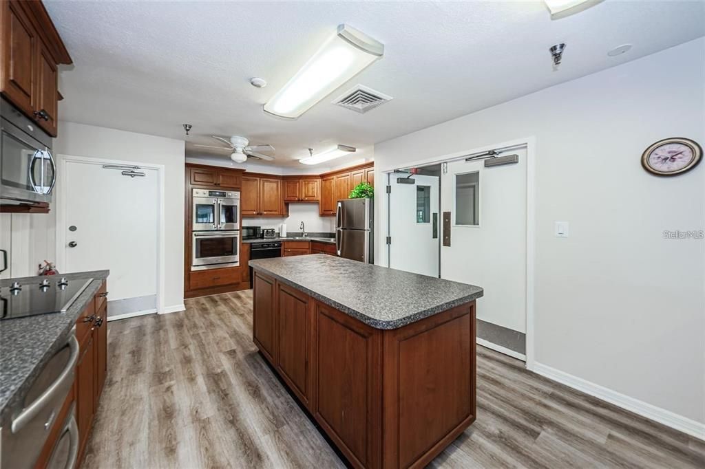 Active With Contract: $299,000 (1 beds, 1 baths, 1050 Square Feet)