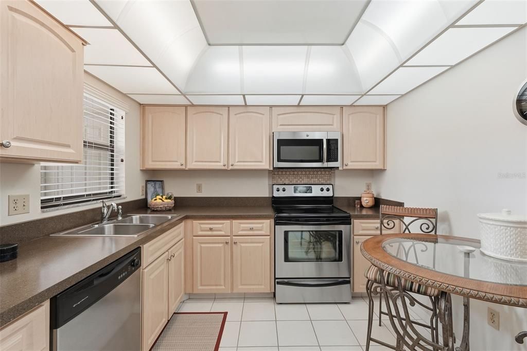 Active With Contract: $299,000 (1 beds, 1 baths, 1050 Square Feet)