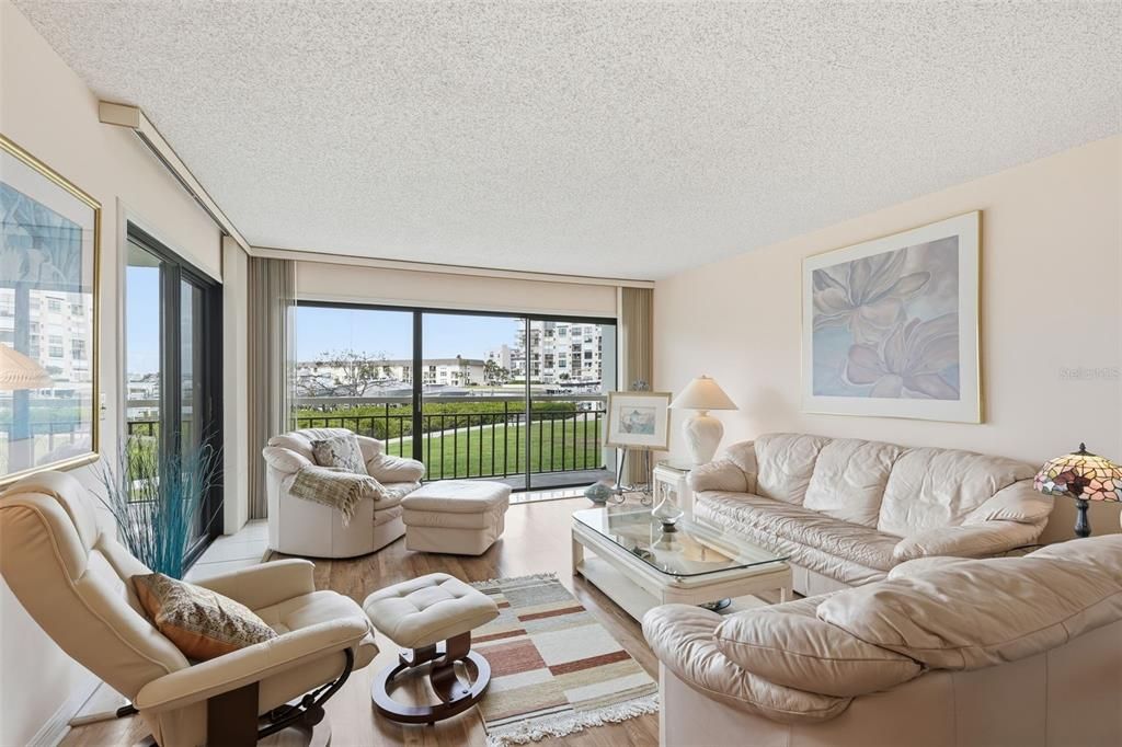 Active With Contract: $299,000 (1 beds, 1 baths, 1050 Square Feet)