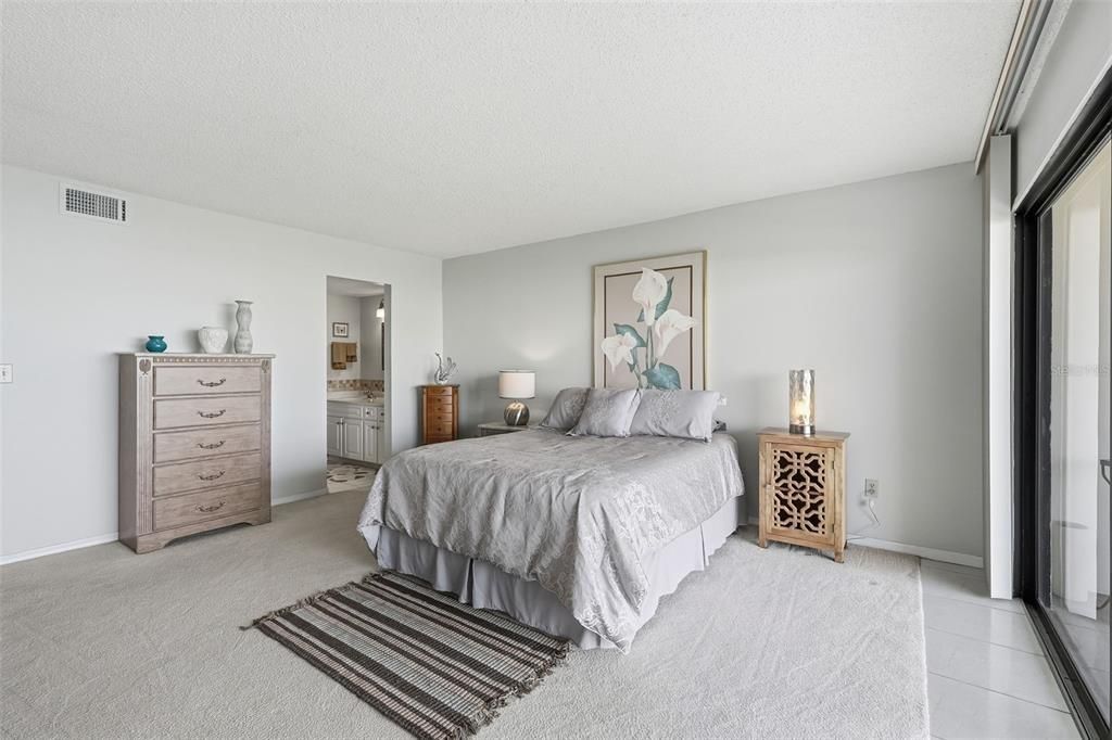 Active With Contract: $299,000 (1 beds, 1 baths, 1050 Square Feet)