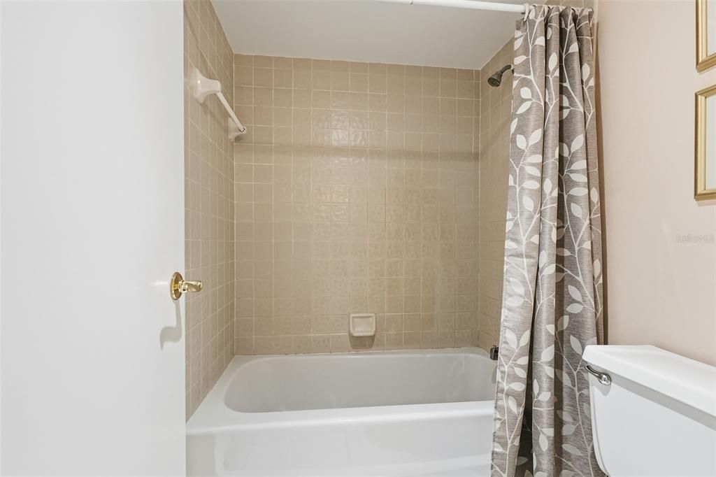 Active With Contract: $299,000 (1 beds, 1 baths, 1050 Square Feet)