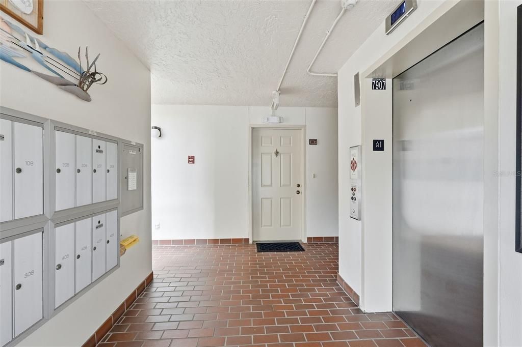 Active With Contract: $299,000 (1 beds, 1 baths, 1050 Square Feet)