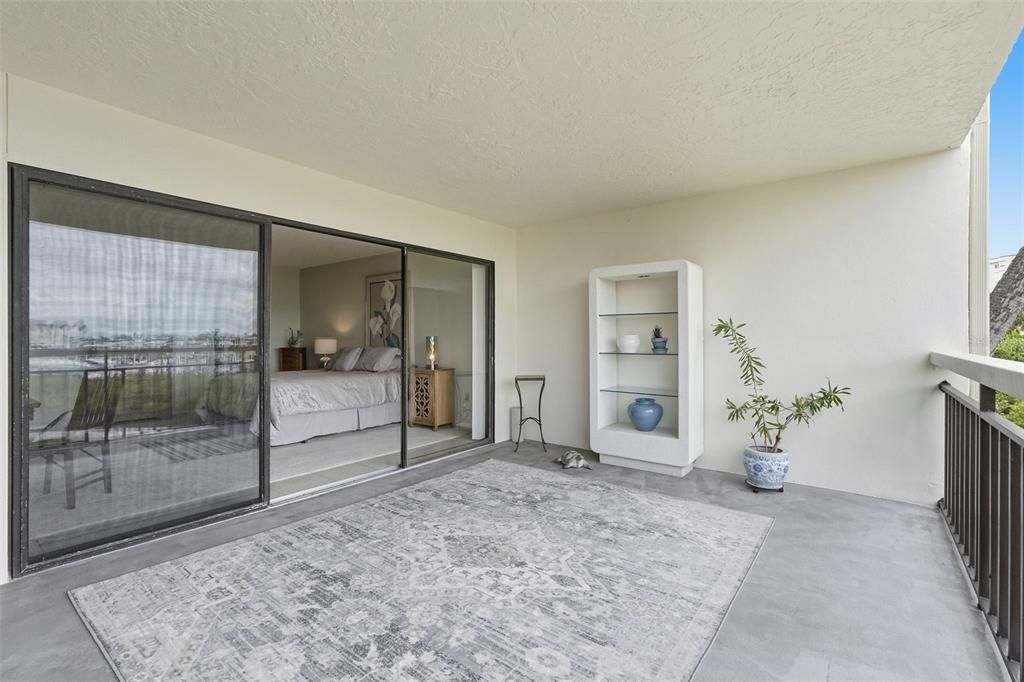 Active With Contract: $299,000 (1 beds, 1 baths, 1050 Square Feet)